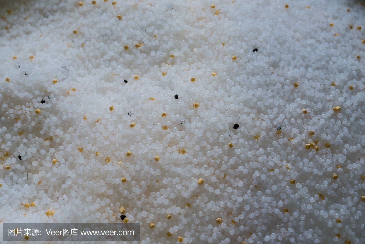 塑料有色顆粒,用于加工和鑄造來自生活和工業廢料的產品