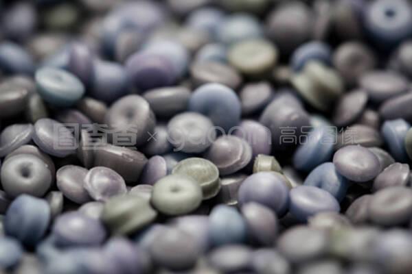用pe制成的顆粒用于生產塑料制品,如薄膜
